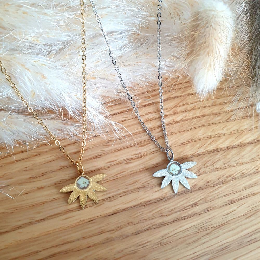 Collier feuillage et fleur de dentelle doré ou argenté